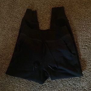 Lulu sweat pants crop. Good used condition. A tad faded but zero flaws (joggers)